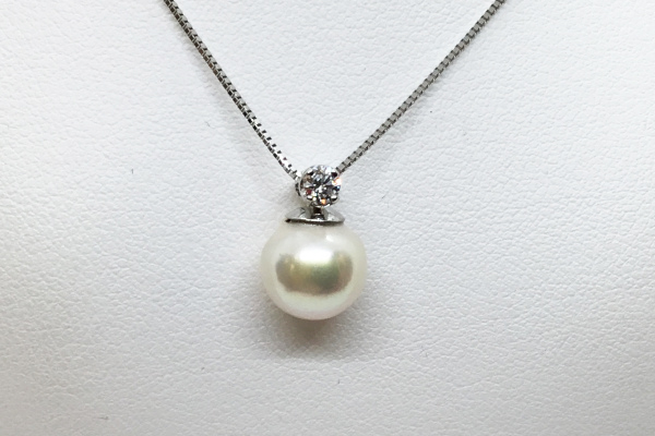 真珠のペンダントネックレス