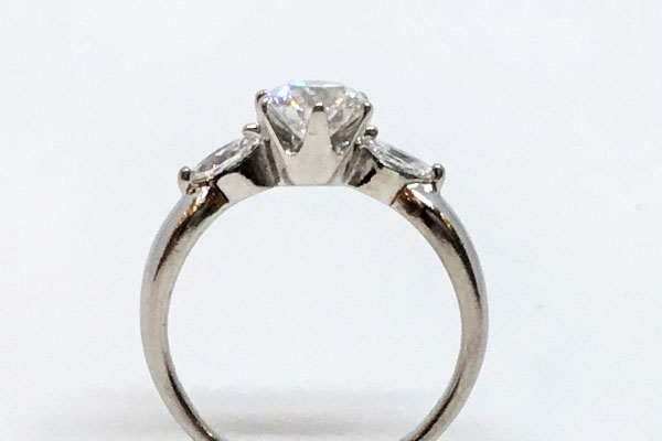 婚約指輪のダイヤモンドリング