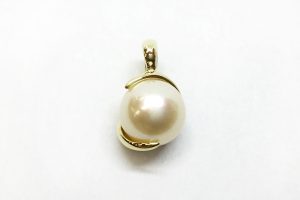 真珠の一粒ペンダントトップ正面