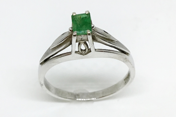 リメイク前のエメラルドリング（E-0.24ct）