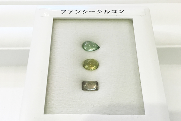 ファンシーカラー、カボションカットの3点のルース