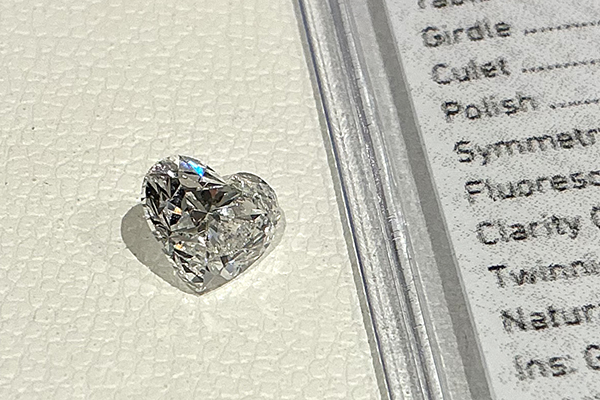 オーダーメイド前のハートシェイプダイヤモンドルース