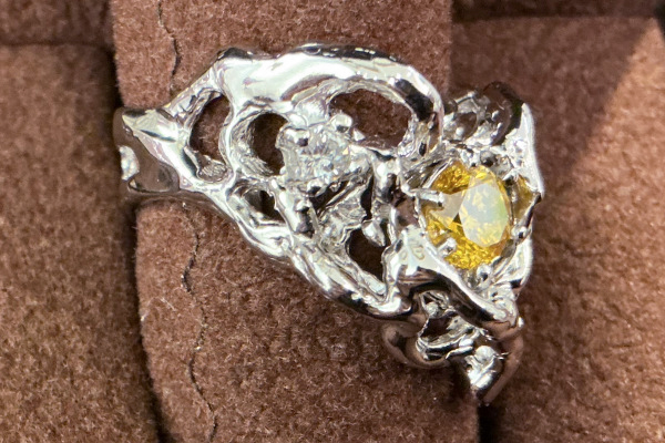 リングのアーム側面から裏側にまでデザイン、フィット感の為の細工が施されています。