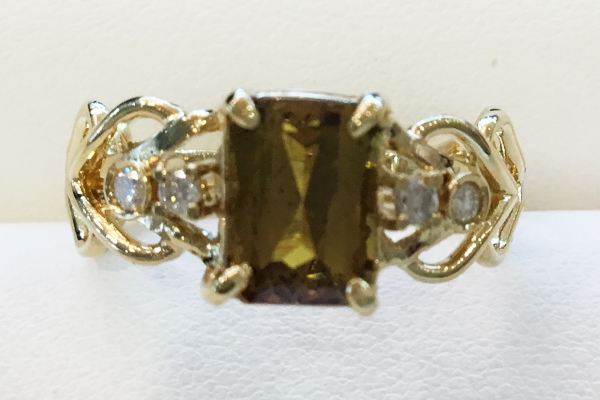 繊細なデザインながら、地金の重量感も感じる大人のリング