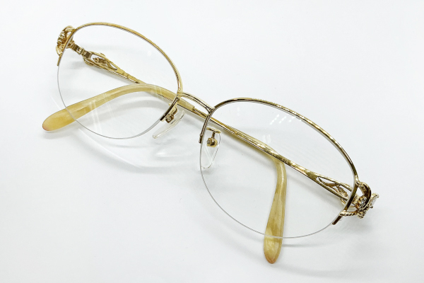 お母様愛用のダイヤモンド付きメガネ
