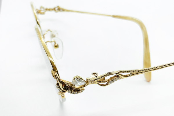お母様愛用のダイヤモンド付きメガネ