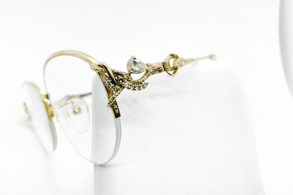 お母様愛用のダイヤモンド付きメガネ