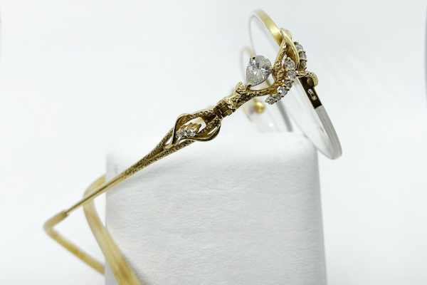 お母様愛用のダイヤモンド付きメガネ