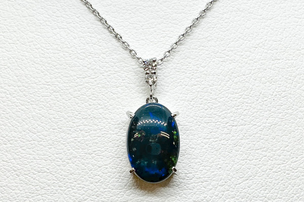 28年前にオーストラリアで購入されたブラックオパールをペンダントに加工