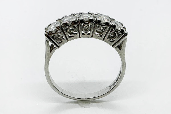 お母様から譲り受けた一文字ダイヤモンドリング