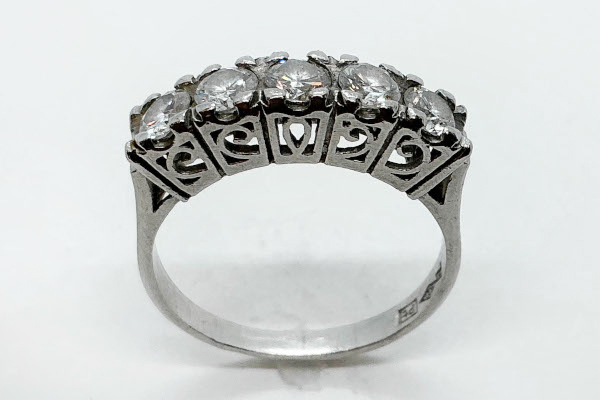 お母様から譲り受けた一文字ダイヤモンドリング