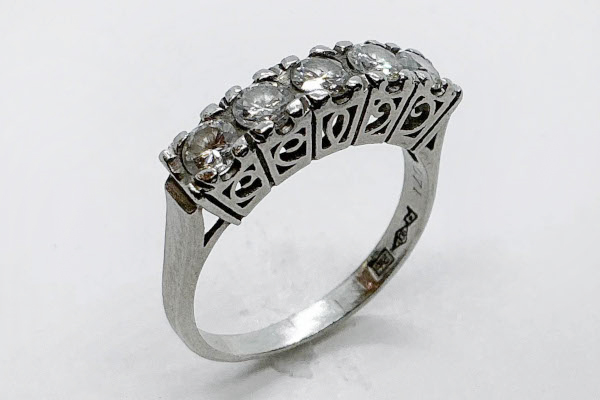 お母様から譲り受けた一文字ダイヤモンドリング