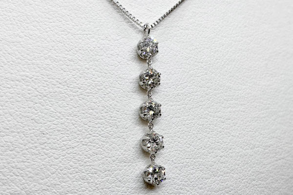 お母様からの一文字の指環でペンダントネックレスを作りました。