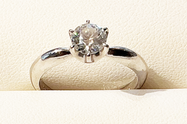 Pt.ダイヤモンドリング　（0.683ct．）