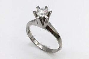 立爪ダイヤリング