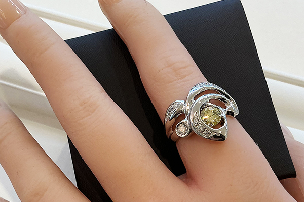 人差し指でボリューム感を楽しむ