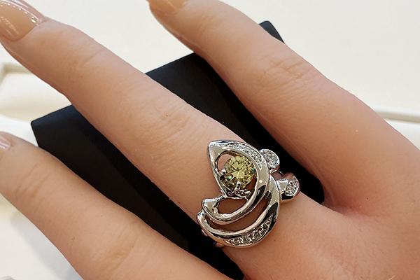 中指でイエローダイヤが目立つように