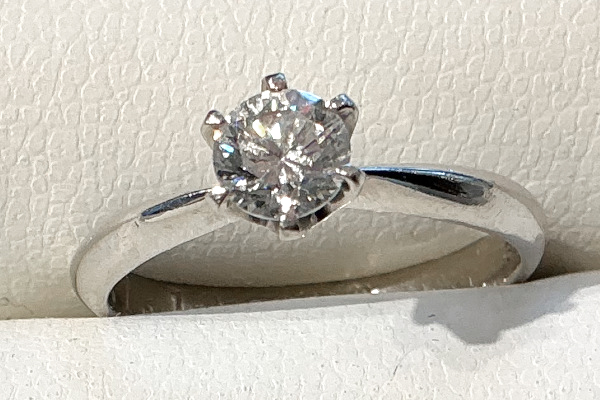0.47ctのダイヤモンドリングです。ご婚約指輪ですが、ほぼ、お使いになる機会がなかったそうです。